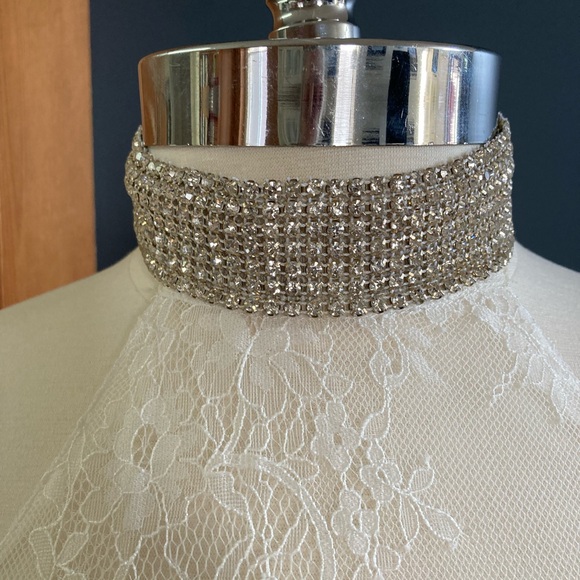 Elegant Light Ivory Lace Halter-neck Wedding Dress. Bridal size 12 Street size 8 - Picture 4 of 16